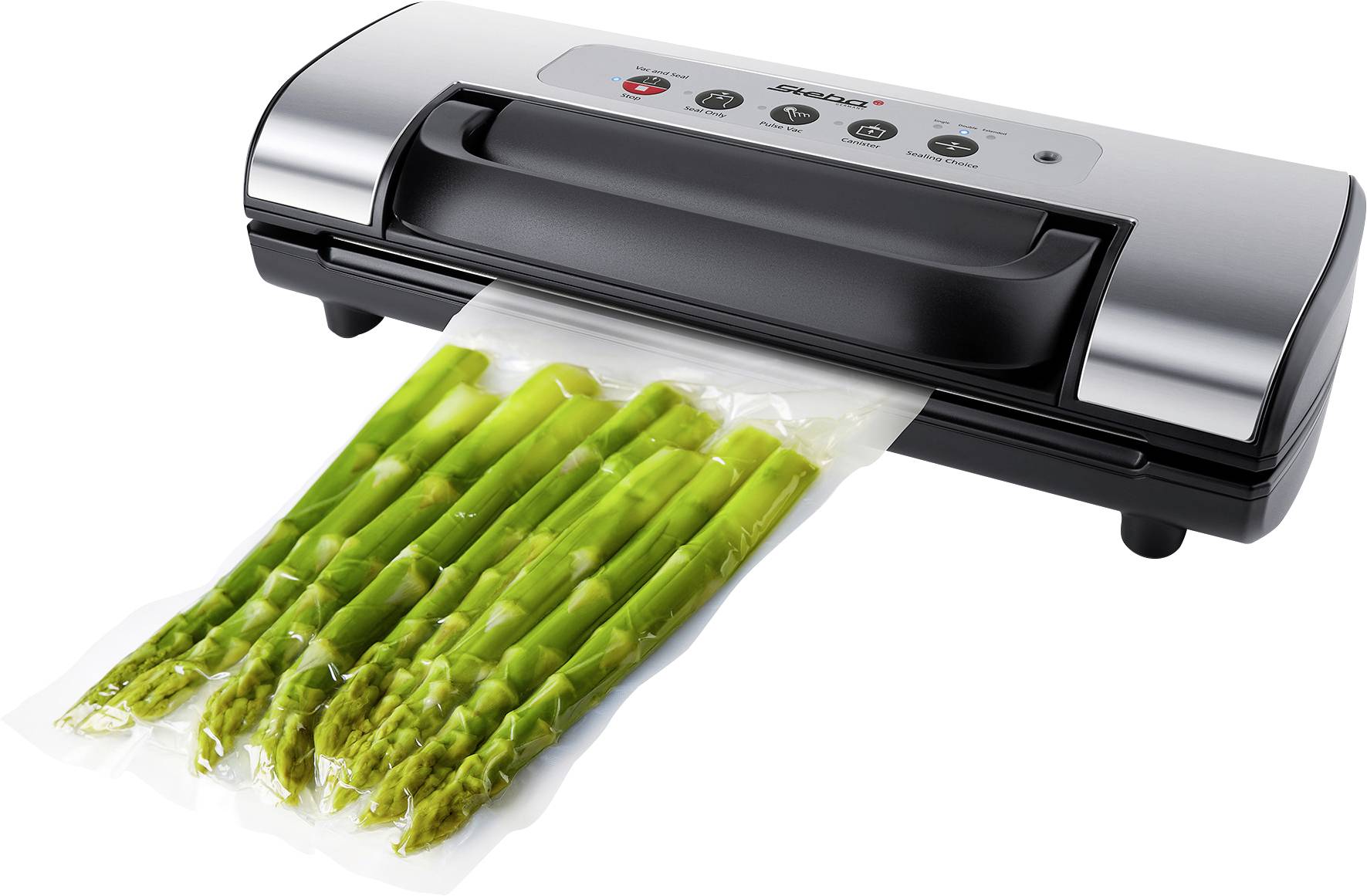 Un appareil de mise sous vide referme un sachet contenant des asperges vertes.