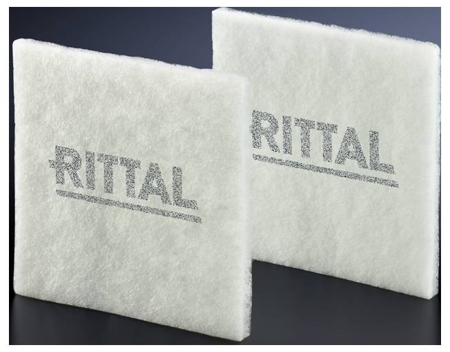 Deux filtres rectangulaires blancs avec le logo 'RITTAL' au centre, sur un fond sombre. Ils semblent doux et structurés.