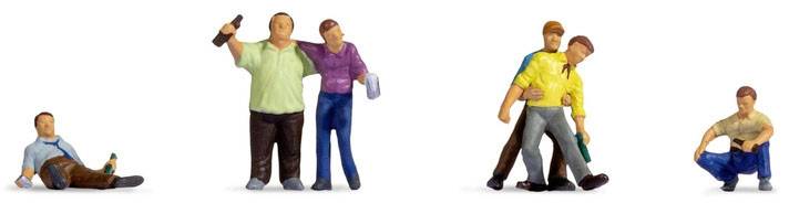 Petites figurines illustrant différents scénarios liés à l'alcool : Une personne assise avec une bière, un couple buvant, une personne soutenant une autre.