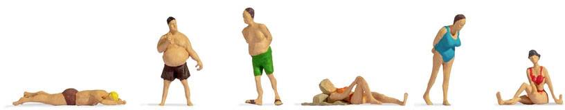 Plusieurs figurines miniatures en maillot de bain posent et se prélassent de manière détendue sur un fond blanc.