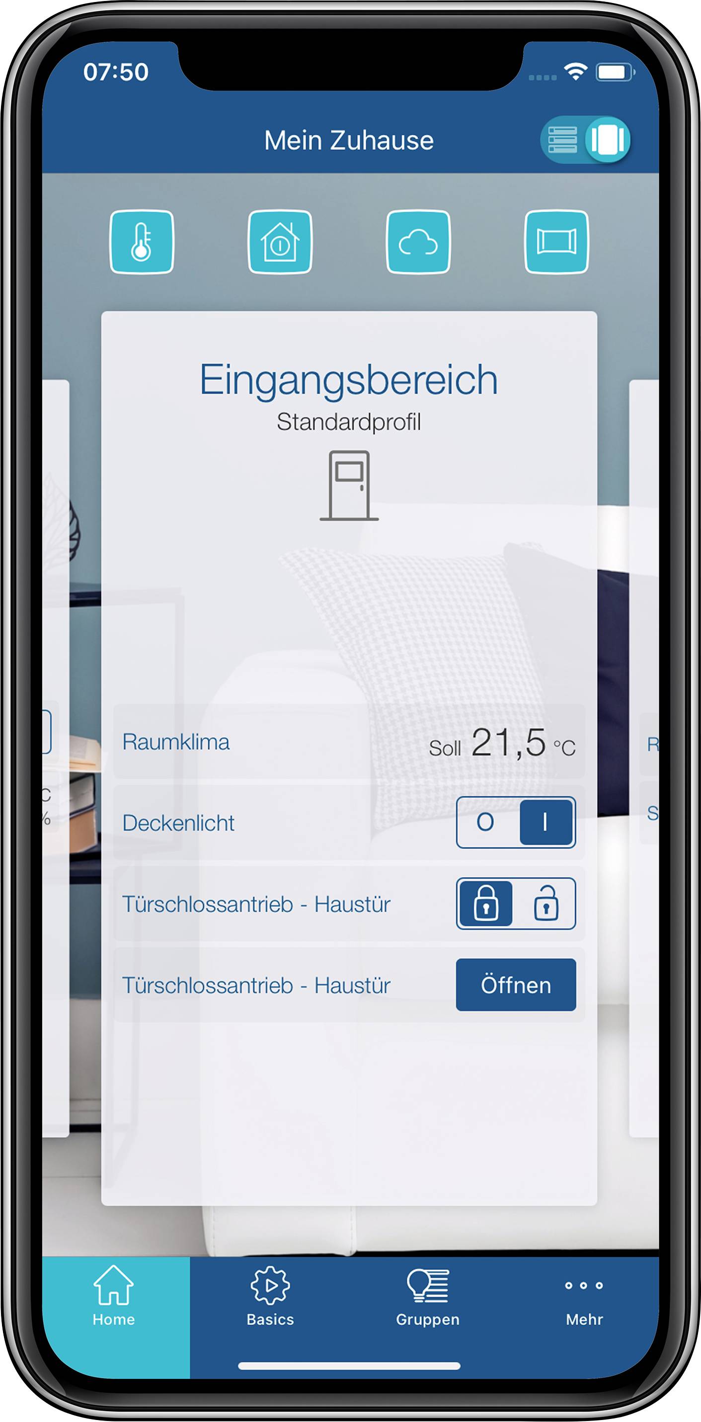 Affichage sur smartphone d'une application domotique. Zone 'Entrée' avec paramètres de climat ambiant, statut du verrou de porte et contrôle de l'éclairage visible.