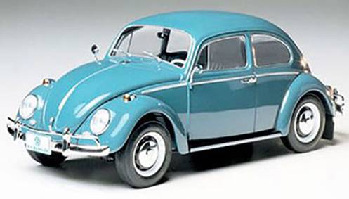 Un Coccinelle Volkswagen bleu turquoise vintage, vu de côté, avec des détails chromés et un design classique.