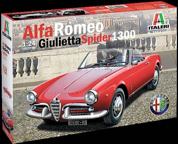 Maquette d'une Alfa Romeo Giulietta Spider 1300 par Italeri, à l'échelle 1:24, cabriolet rouge devant un décor italien.