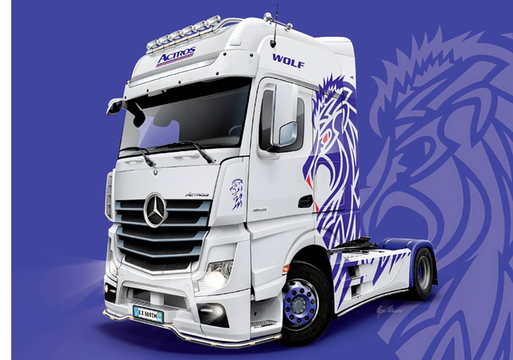 Un camion blanc portant le logo 'Actros' et un motif de lion bleu est stationné devant un fond bleu. En haut est inscrit 'WOLF'.