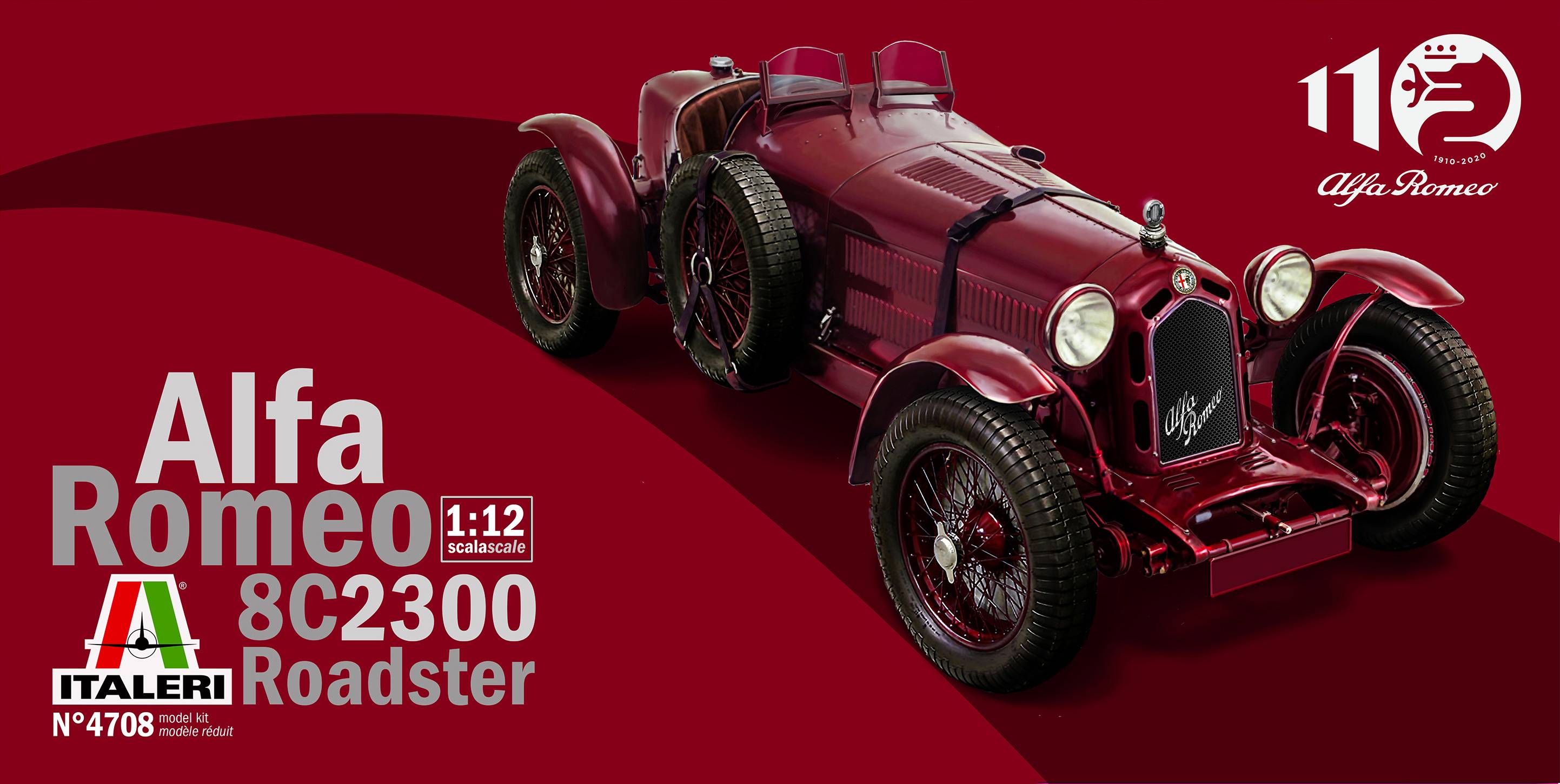 Une miniature d'Alfa Romeo 8C2300 Roadster rouge à l'échelle 1:12 par Italeri, mise en valeur devant un fond rouge avec des logos Alfa Romeo.