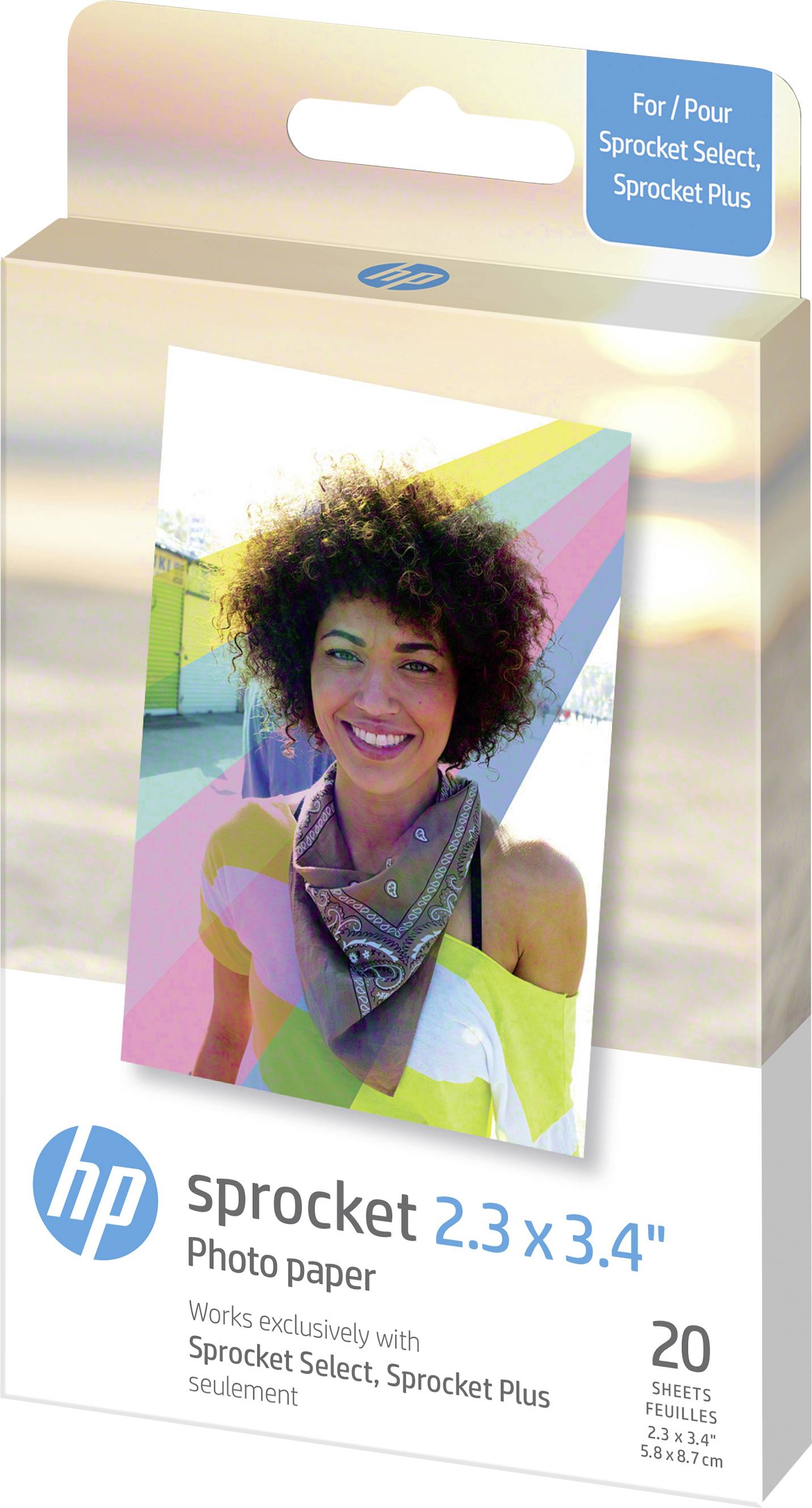 Un pack de papier photo HP Sprocket de 2,3 x 3,4 pouces, contenant 20 feuilles, compatible avec Sprocket Select et Sprocket Plus. Une photo d'une femme est illustrée.