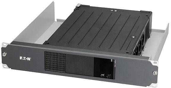 Un appareil noir et rectangulaire dans un châssis métallique avec une grille de ventilation et un logo de marque. Il semble s'agir d'un serveur ou d'un matériel informatique.