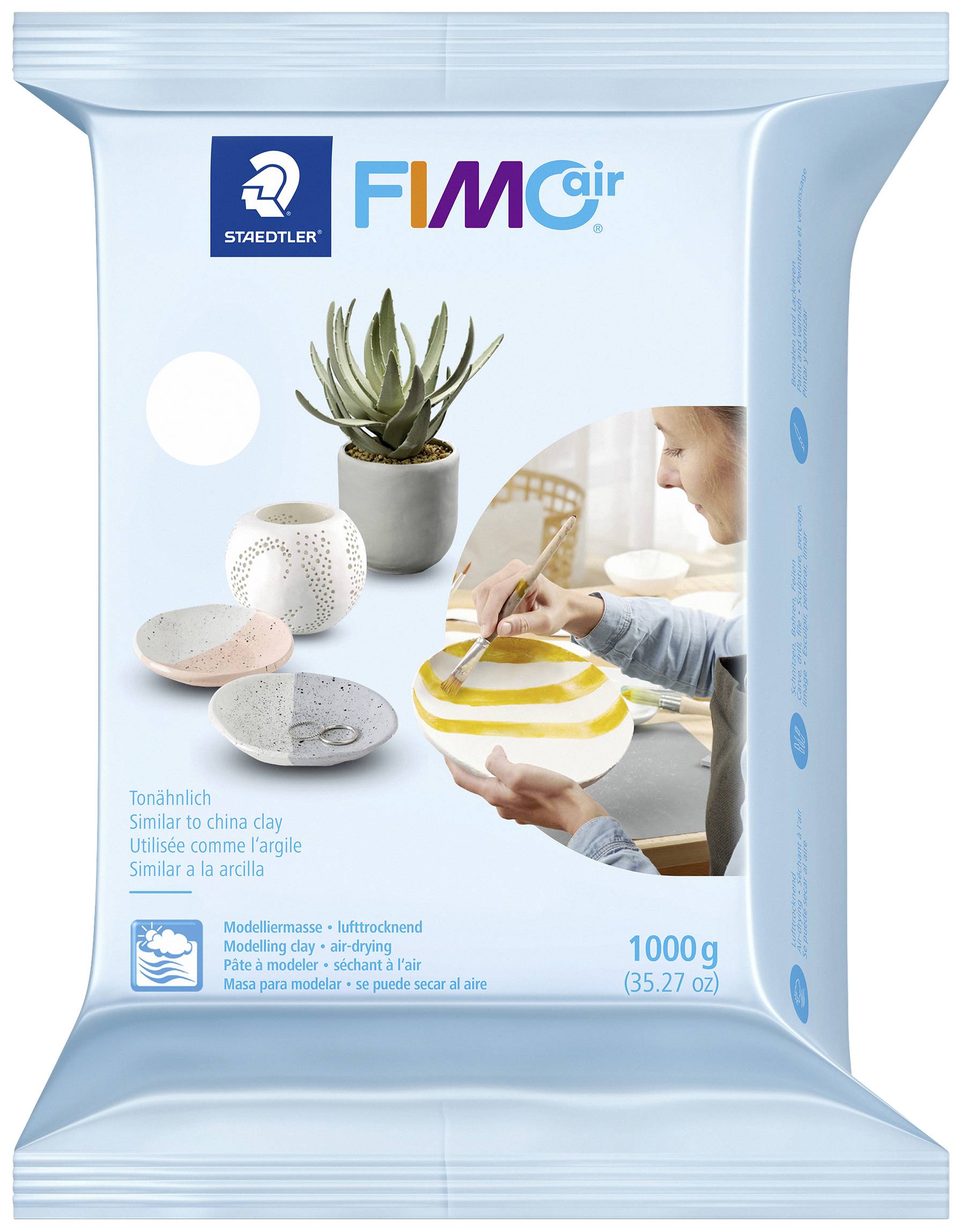 Paquet de pâte à modeler FIMO-Air, 1000g. Montre une personne peignant un bol en argile, à côté de trois bols peints et d'une plante.