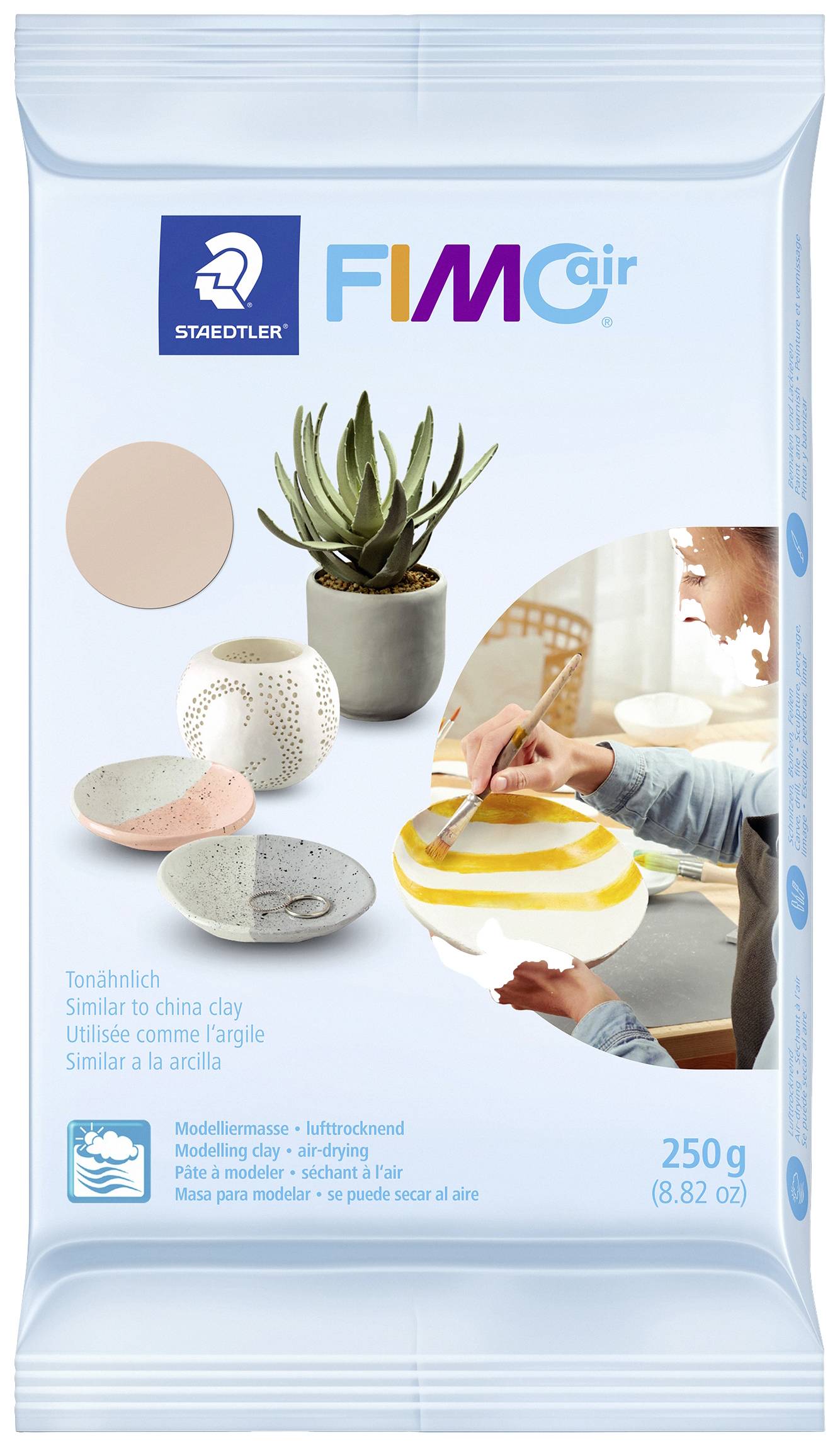 'FIMOair Pâte à modeler', paquet de 250g. Présente des objets en argile tels que des vases, des bols et une plante comme exemples d'applications.