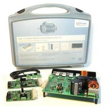 Une valise portant l'inscription 'iMOTION' contient un kit de commande de moteur. Devant elle, des composants électroniques sont disposés sur une carte de circuit imprimé.