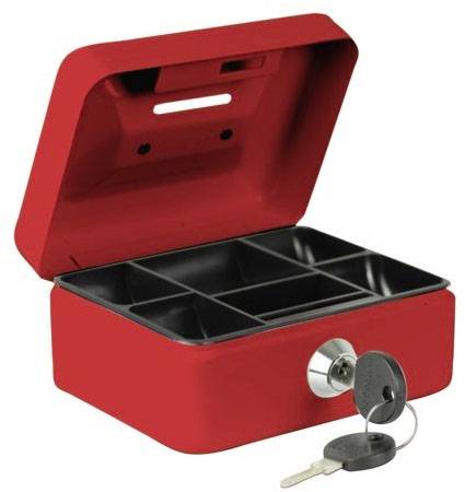 Caisse rouge pour argent avec le couvercle ouvert, montrant plusieurs compartiments à l'intérieur ; un cadenas avec une clé insérée à l'avant.