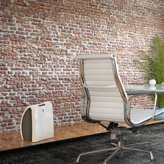 Un espace de bureau moderne et vide avec un mur en briques, une chaise de bureau blanche, une table en verre et des plantes ; un lieu de travail aéré et élégant.