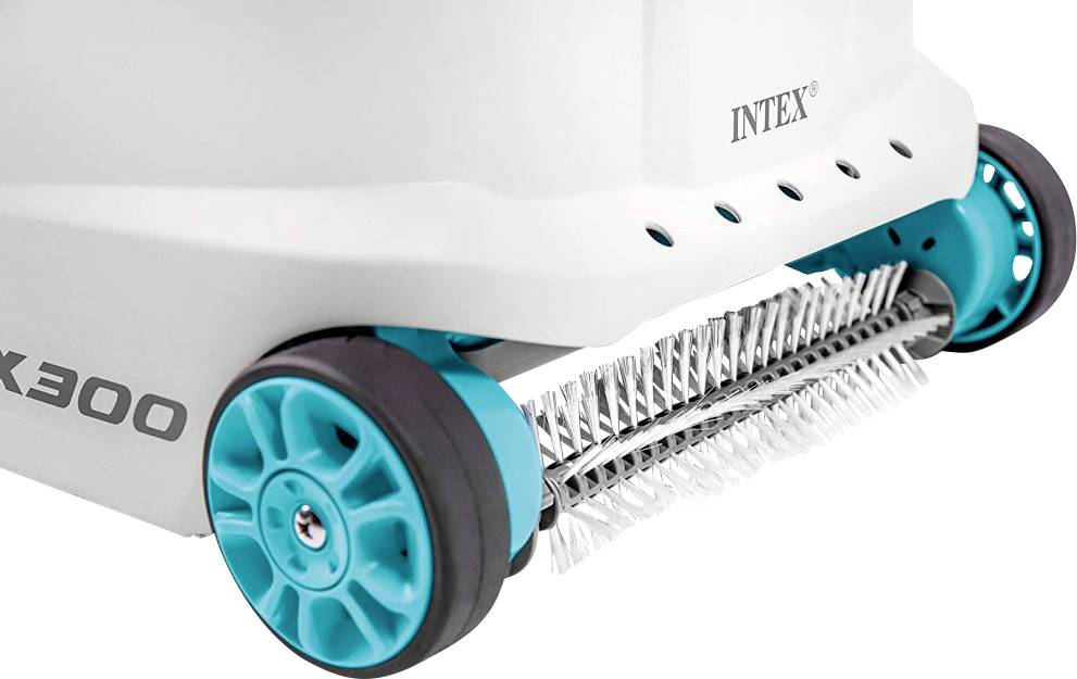 Un robot de nettoyage de piscine avec des roues turquoises et une brosse rotative sur sa face inférieure pour nettoyer les fonds de piscine.
