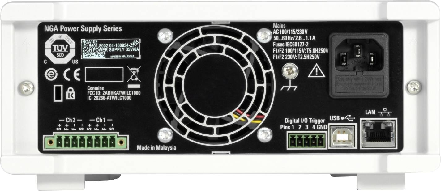 Arrière d'un bloc d'alimentation avec différents ports et spécifications techniques. Port principal, ventilateur, emplacements USB et LAN visibles.