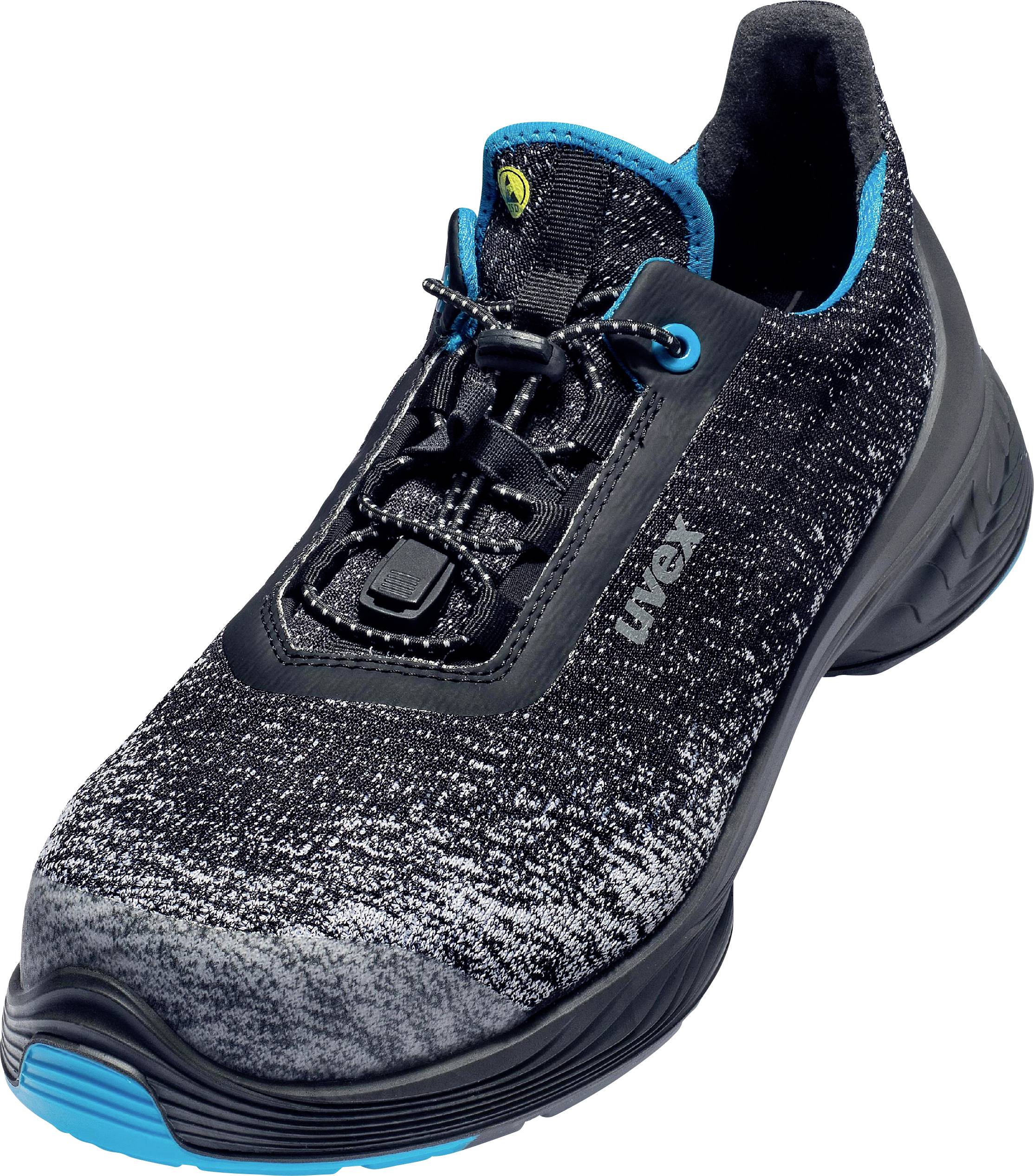 Chaussure de sécurité noire avec des touches bleues, design moderne et semelle antidérapante, adaptée à la protection au travail.