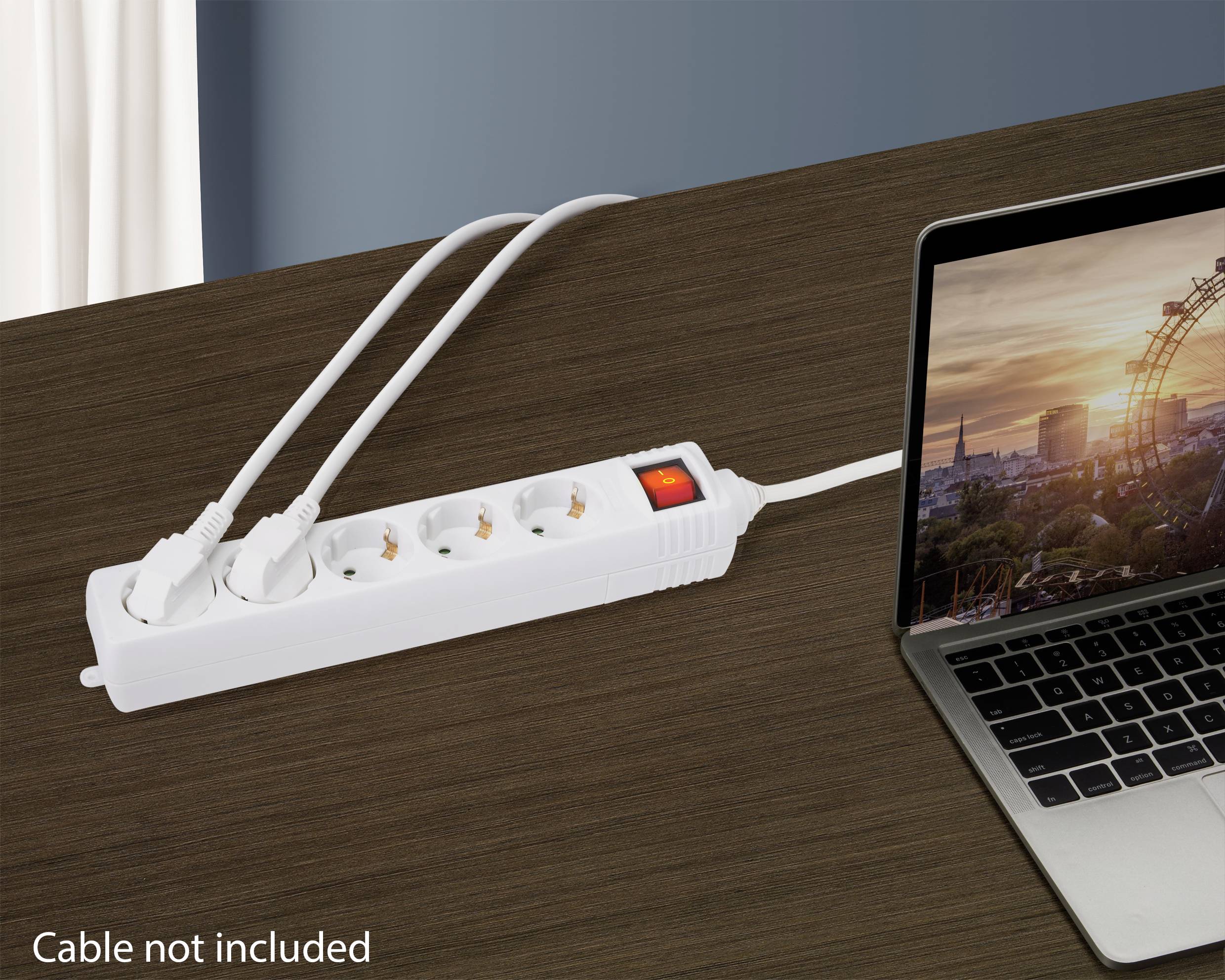 Une multiprise avec plusieurs câbles branchés et un ordinateur portable connecté ; la légende indique « Câbles non fournis ».