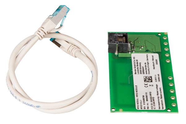 Un composant électronique vert avec interface Ethernet à côté d'un câble Ethernet blanc.