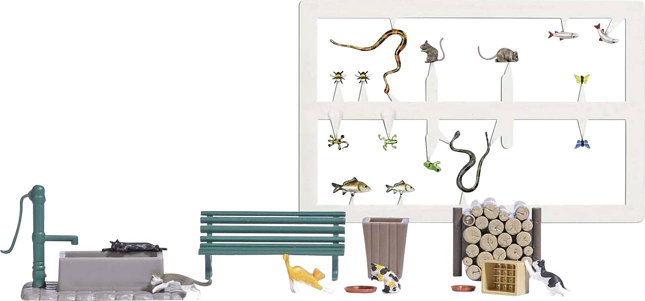 Une représentation de figurines d'animaux en plastique montrant des habitats et les animaux correspondants, incluant des oiseaux, des serpents et des poissons.