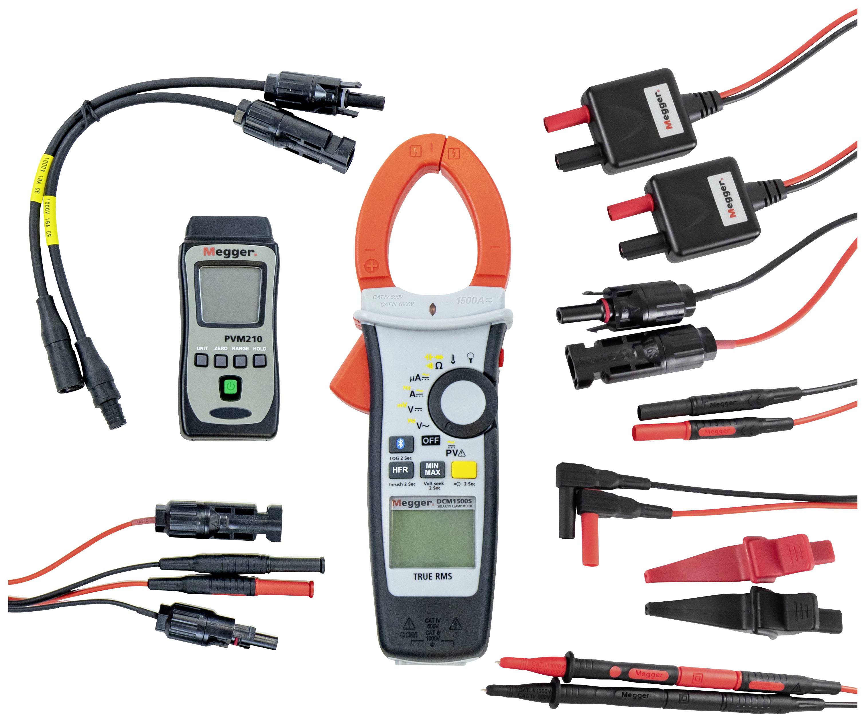 Divers appareils de test électriques et câbles, dont un ampèremètre à pince et un appareil de mesure numérique, disposés sur un fond blanc.