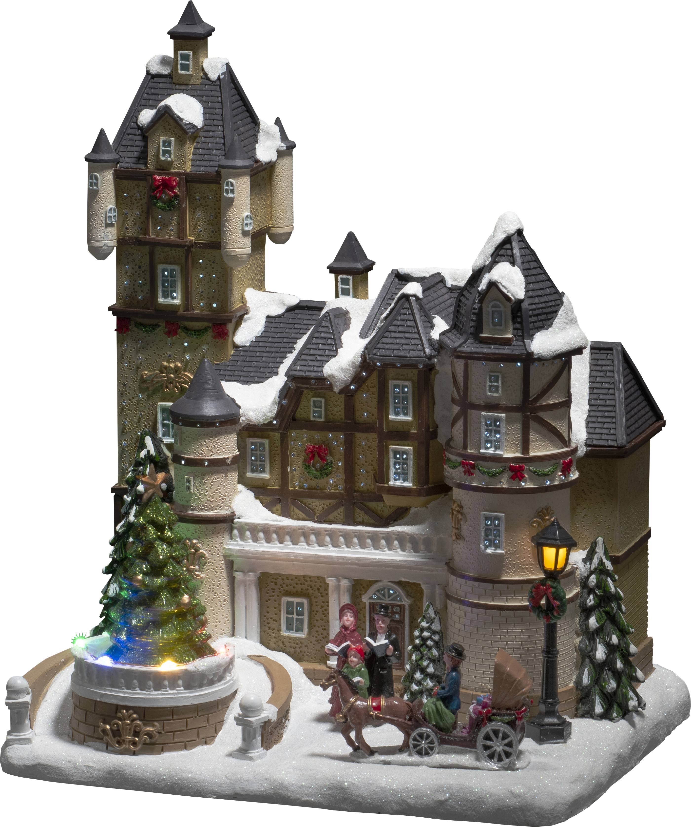 Un bâtiment miniature joliment décoré dans un paysage enneigé, avec un sapin illuminé, un attelage de chevaux et des personnages au premier plan.