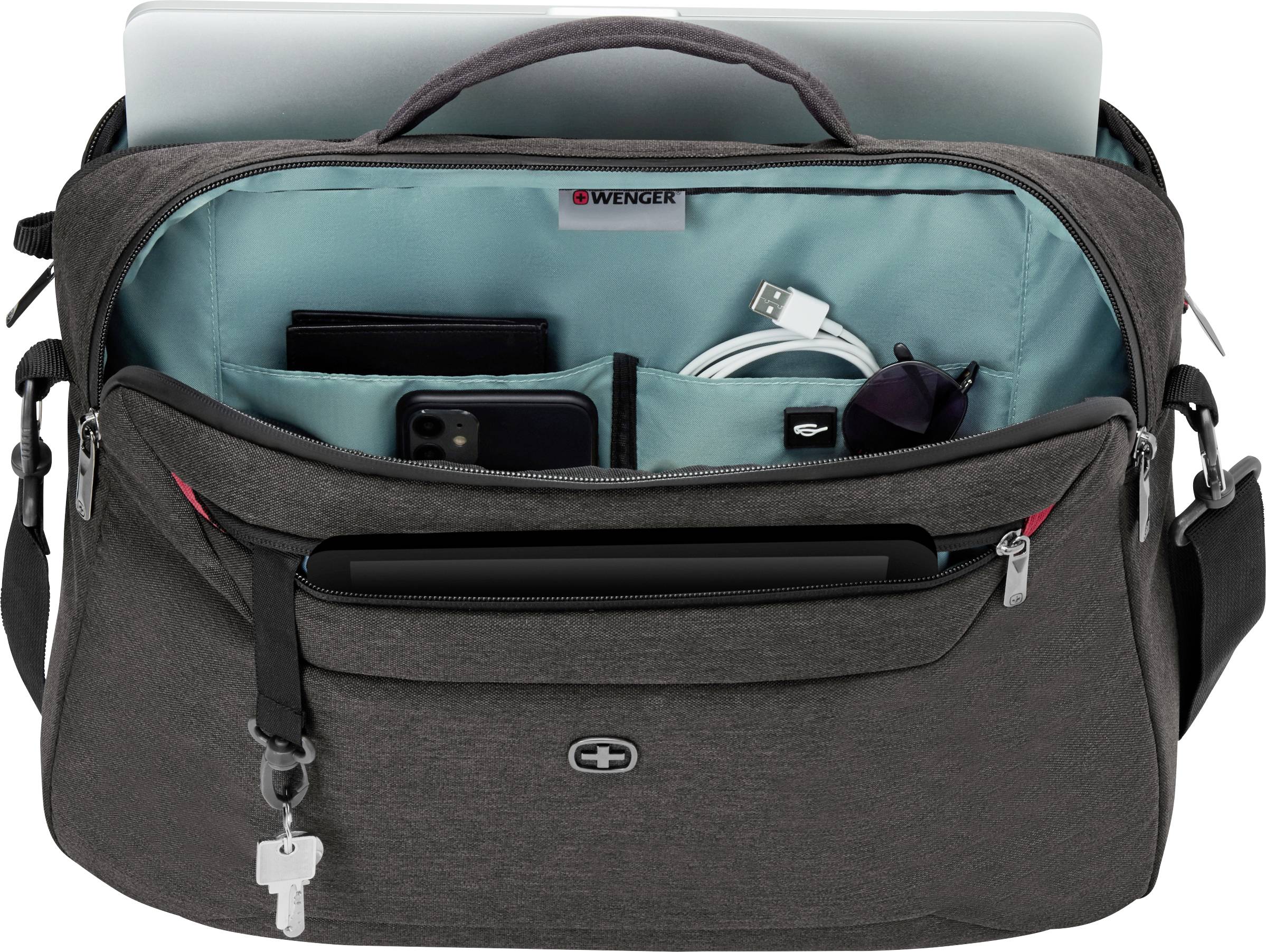 Un sac gris pour ordinateur portable avec de nombreuses poches contient un ordinateur portable, des câbles, un smartphone, des lunettes de soleil, des clés et des stylos.