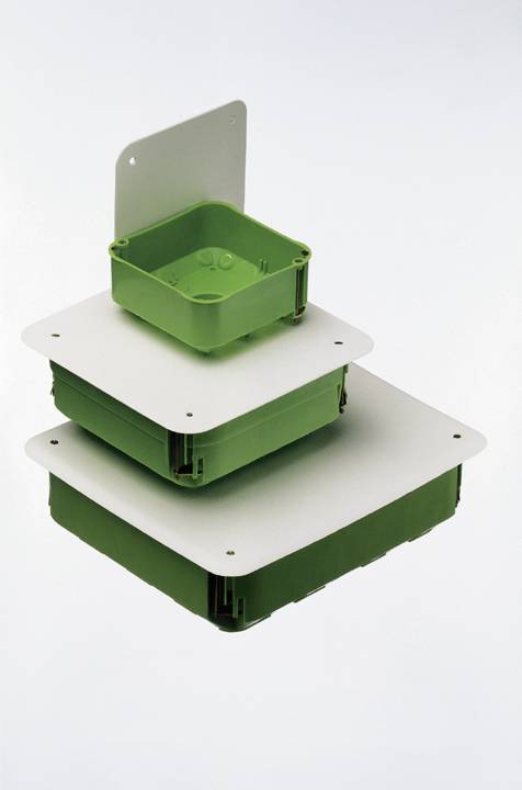 Trois boîtes en plastique vert rectangulaires de différentes tailles, empilées sur un socle carré transparent.