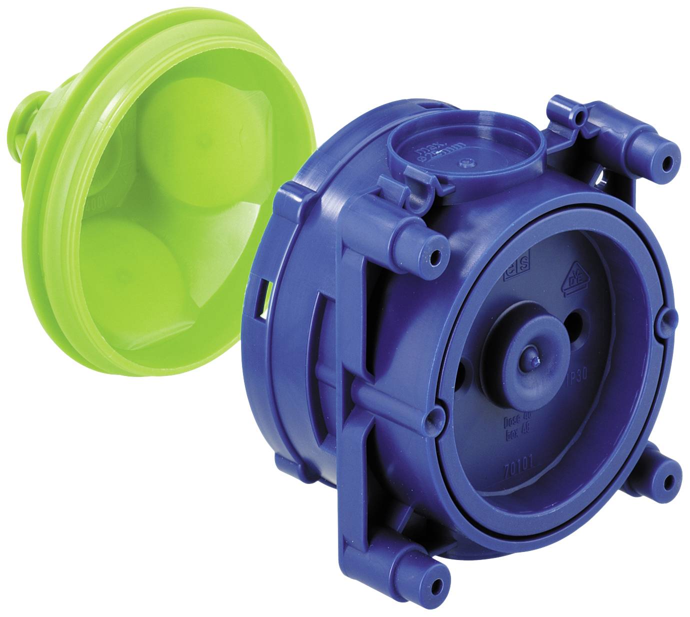 Un boîtier en plastique bleu avec plusieurs connexions à côté d'un couvercle vert transparent, probablement destiné à une application de montage.