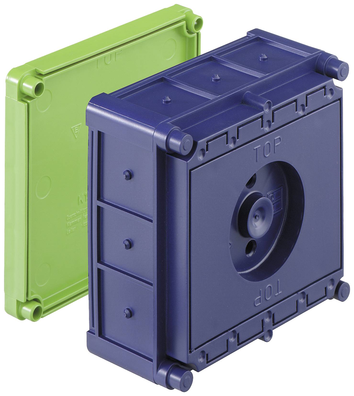 Deux pièces en plastique bleu et vert qui peuvent être assemblées. La pièce bleue a un motif en damier et reçoit la pièce verte.