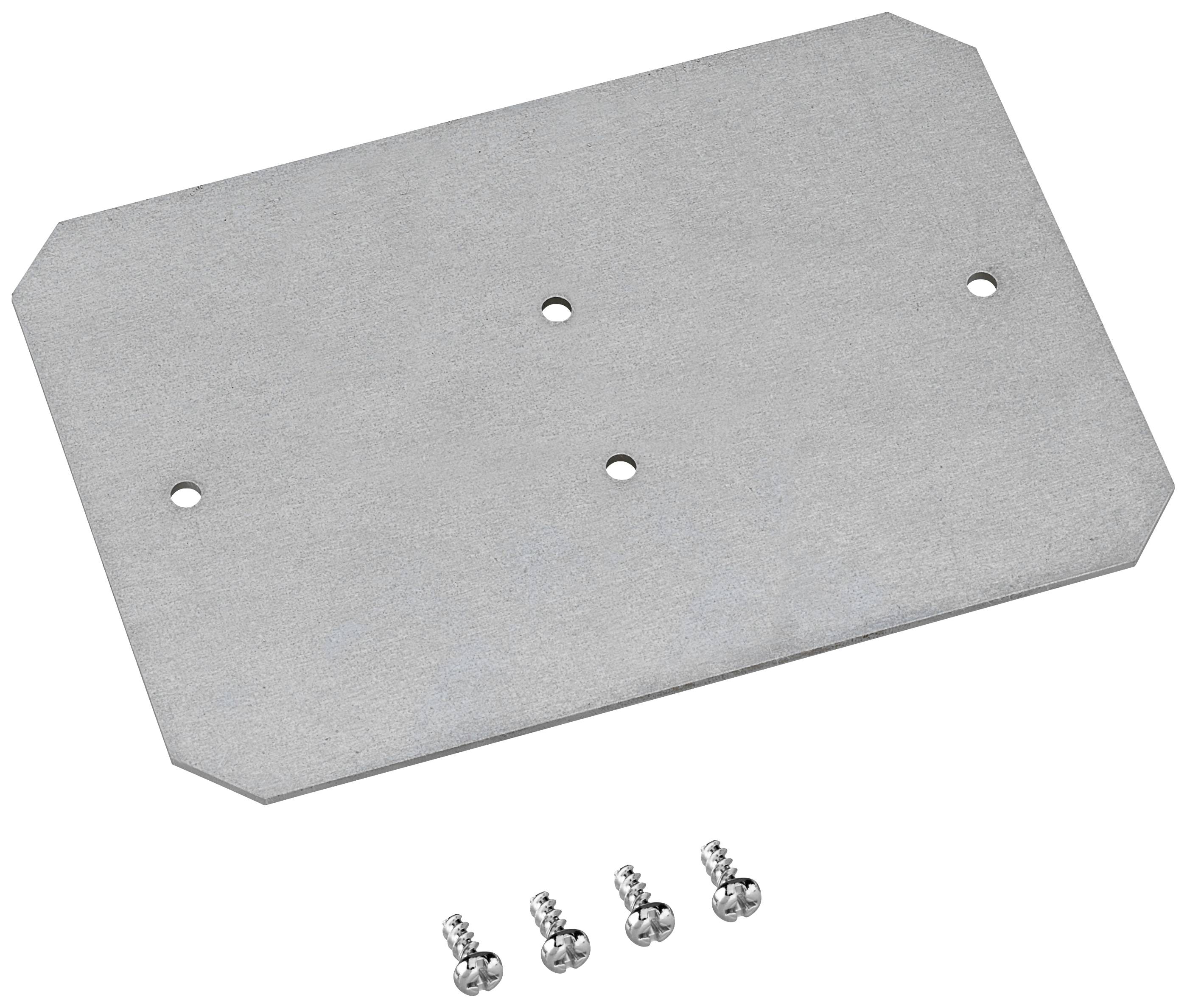 Plaque métallique avec cinq trous et coins biseautés, à côté de quatre vis.