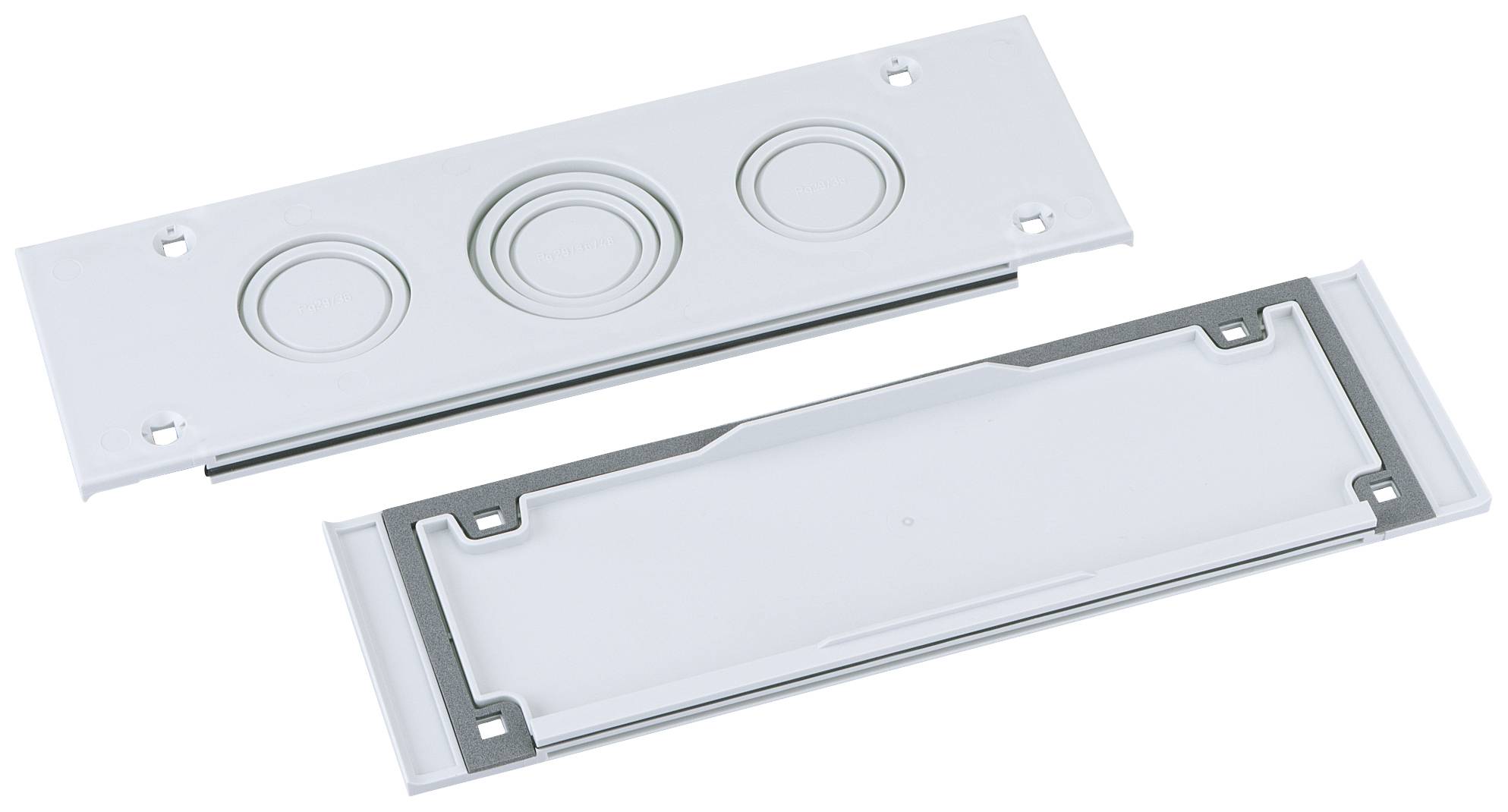 Deux couvertures rectangulaires métalliques avec des enfoncements circulaires. Une est posée à plat, l'autre est placée verticalement derrière elle.