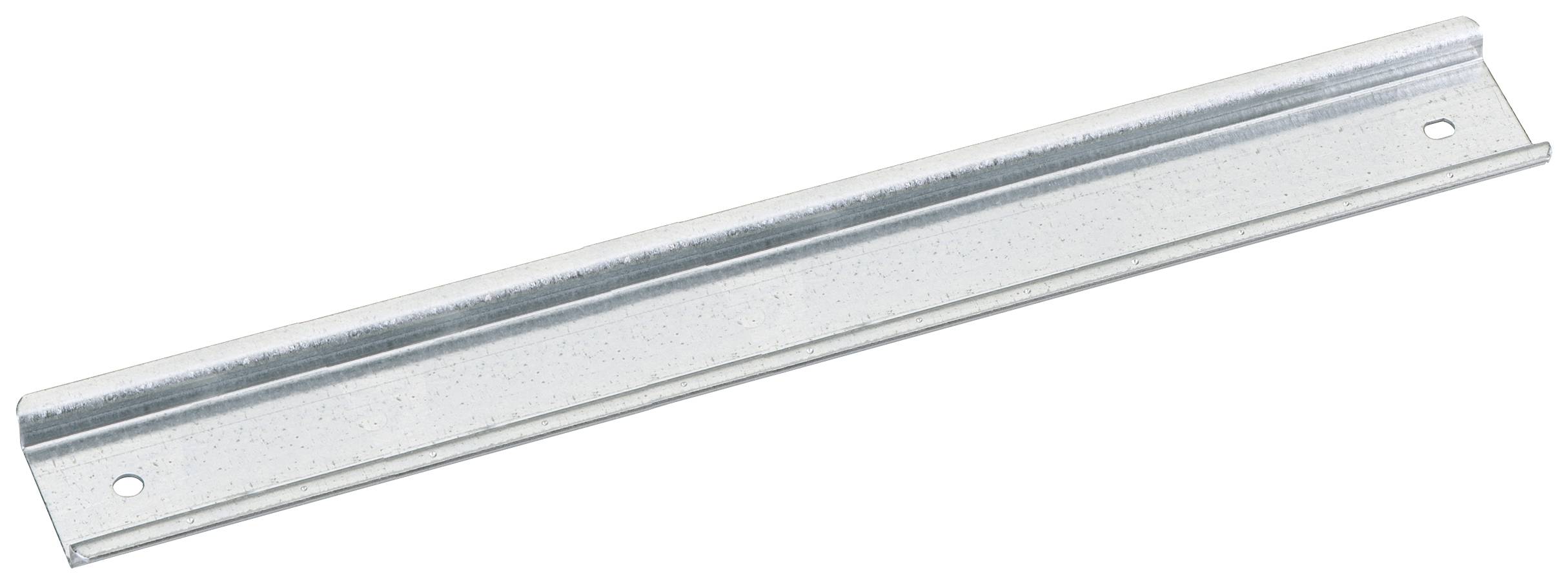 Bandes métalliques avec des trous aux deux extrémités, probablement utilisés pour la fixation ou la stabilisation de constructions.
