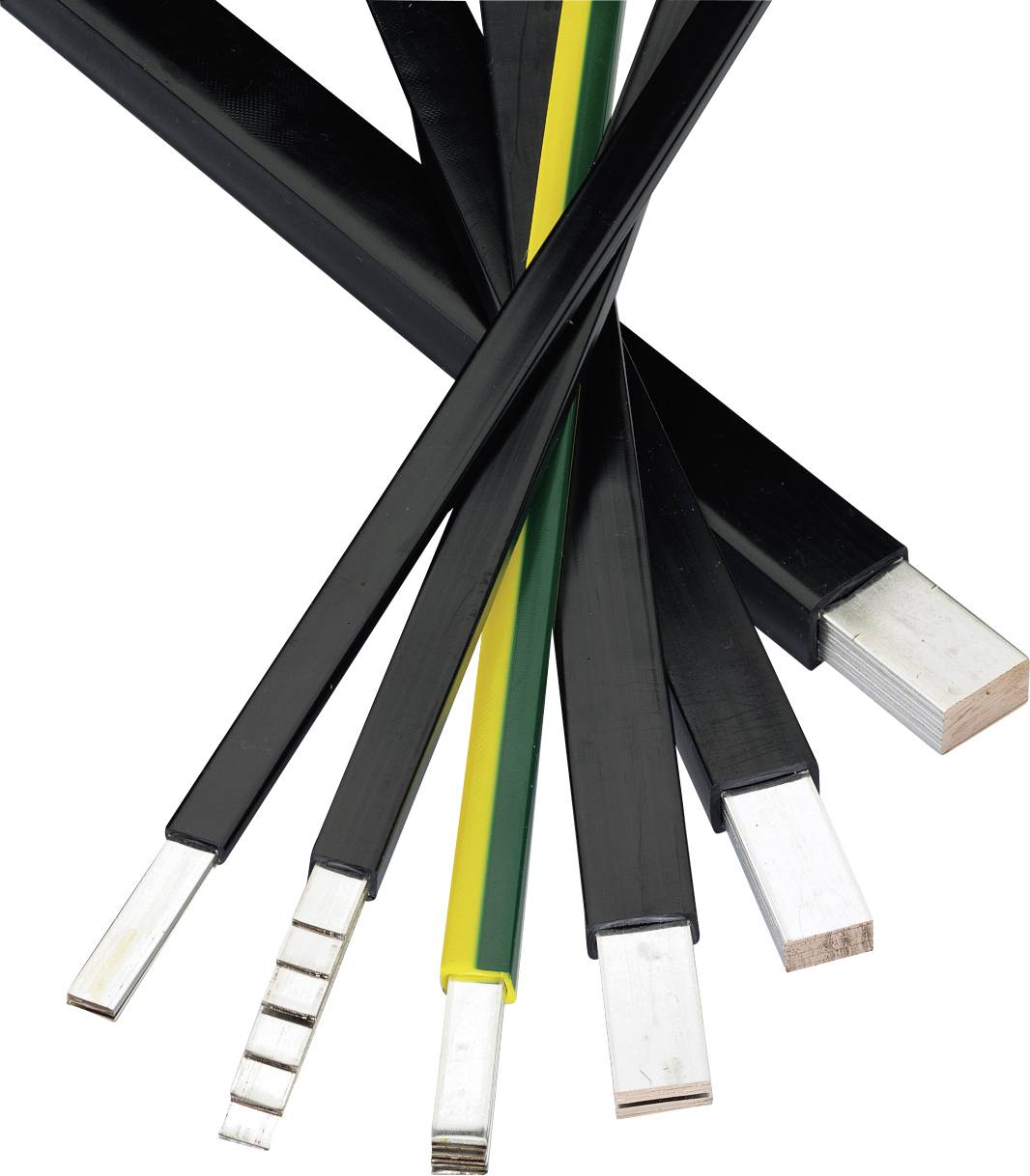 Différentes bandes métalliques plates avec un revêtement isolant noir et vert-jaune, utilisées pour des applications électriques.