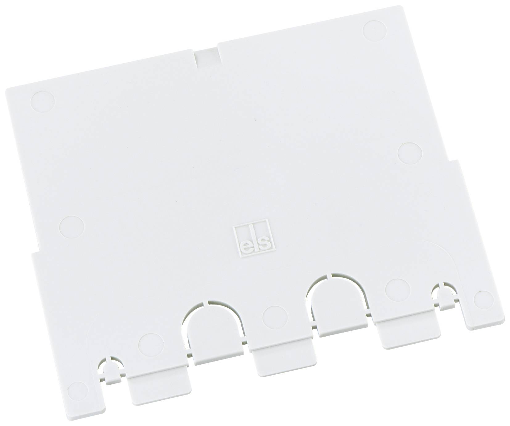 Un morceau de plastique blanc, carré, avec quatre petites découpes et un logo gravé au centre.