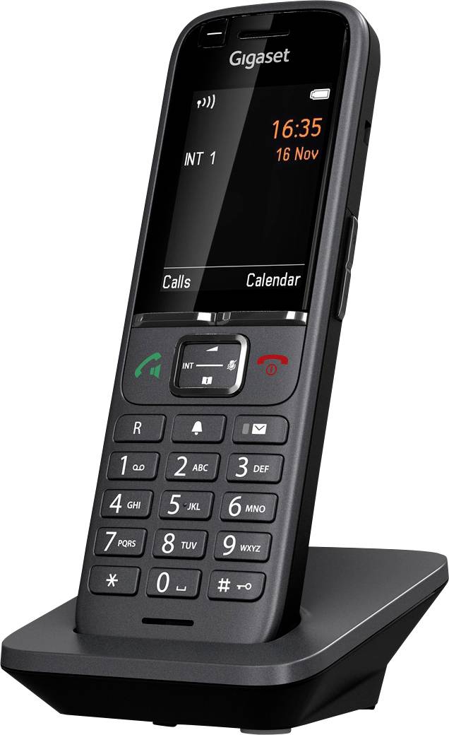Téléphone sans fil Gigaset noir avec écran rétroéclairé affichant la date et l'heure. Il est posé sur sa station de charge.