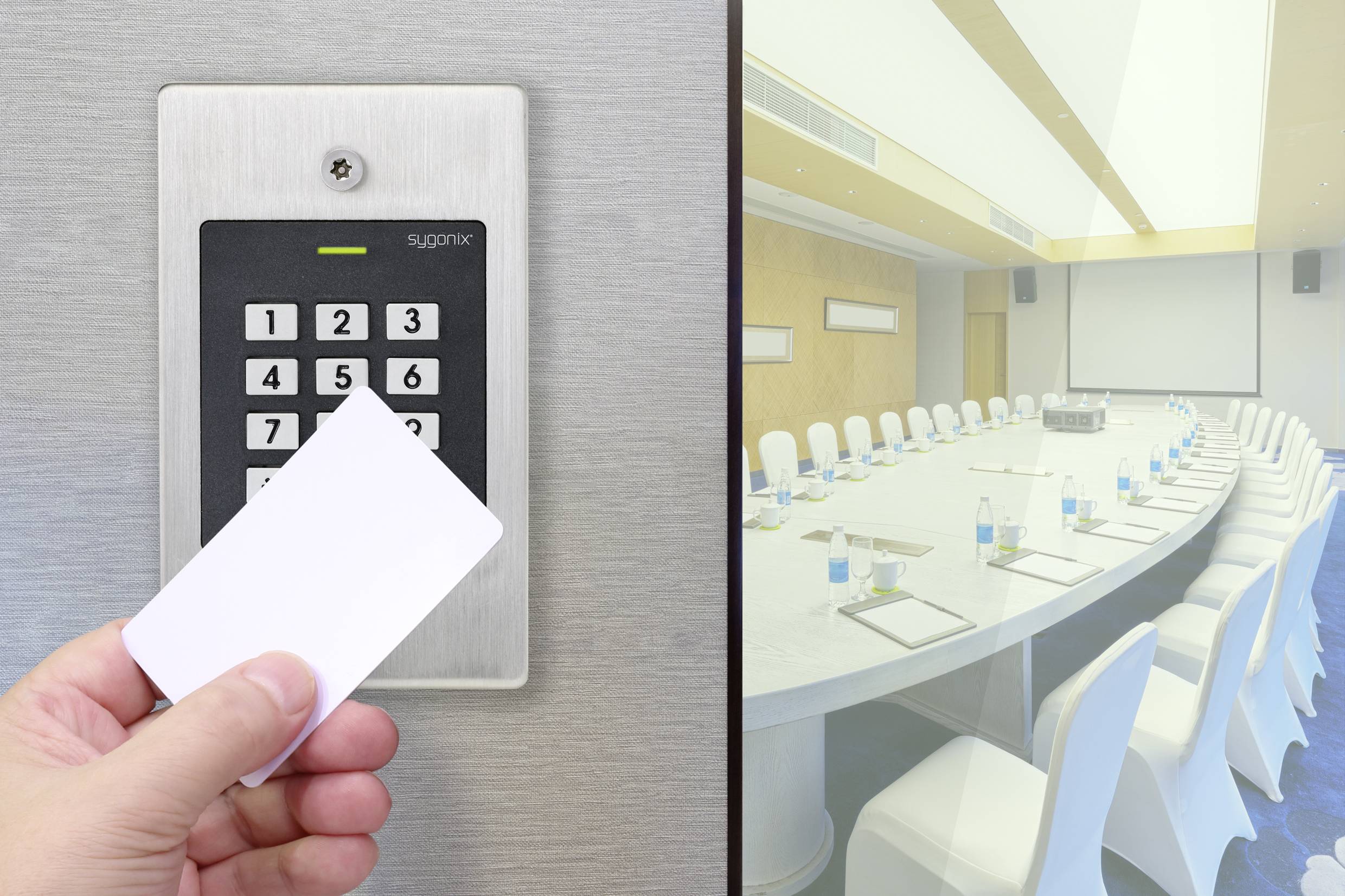 Une main tient une carte d'accès devant une serrure numérique. À l'arrière-plan, on aperçoit une salle de conférence vide avec une grande table et des chaises.