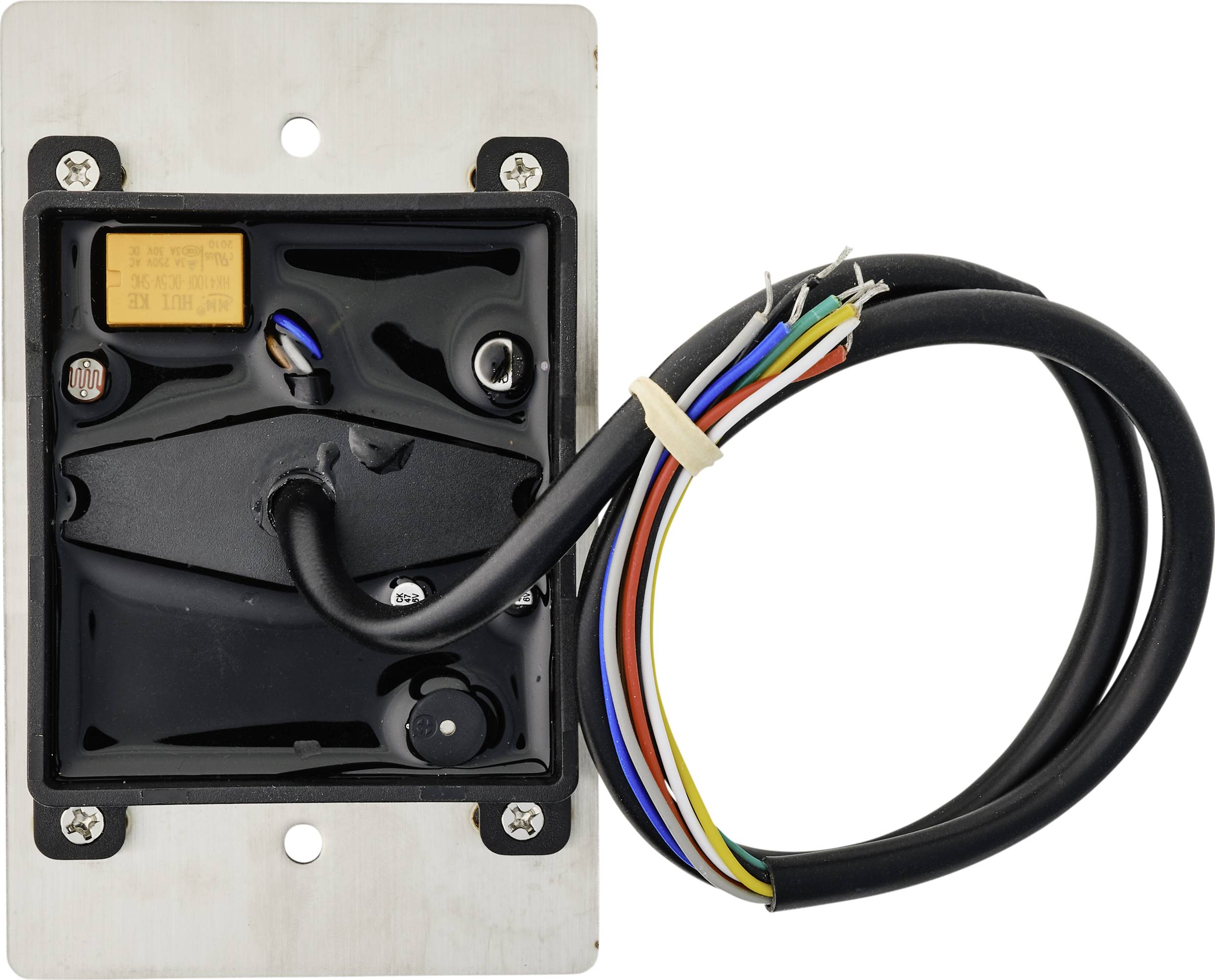 Un composant électrique avec plusieurs câbles colorés, fixé sur une plaque métallique.