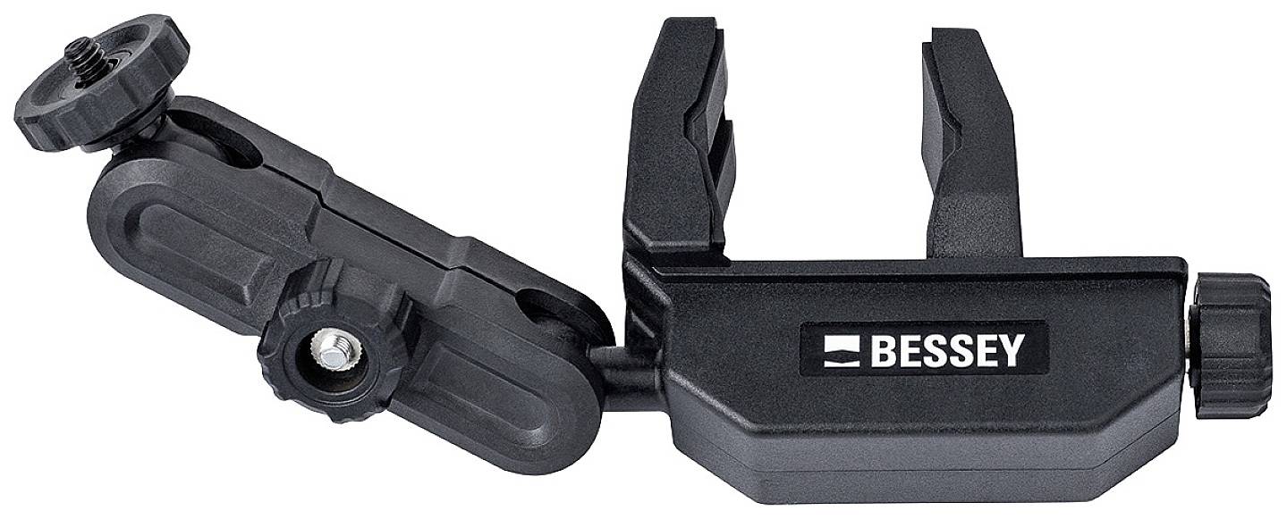 Un outil de serrage Bessey noir pour la fixation, doté d'un bras ajustable et de vis moletées permettant une fixation stable sur différentes surfaces.