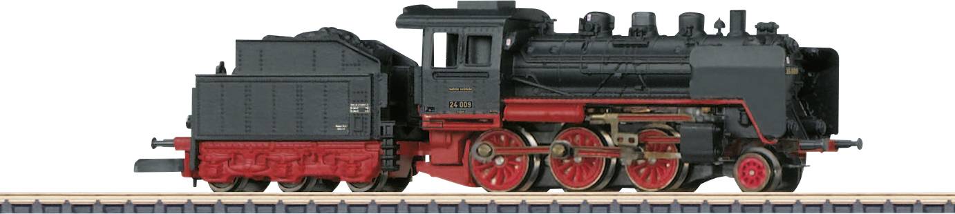 Une locomotive à vapeur noire avec un châssis rouge est stationnée sur une voie ferrée, vue de côté.