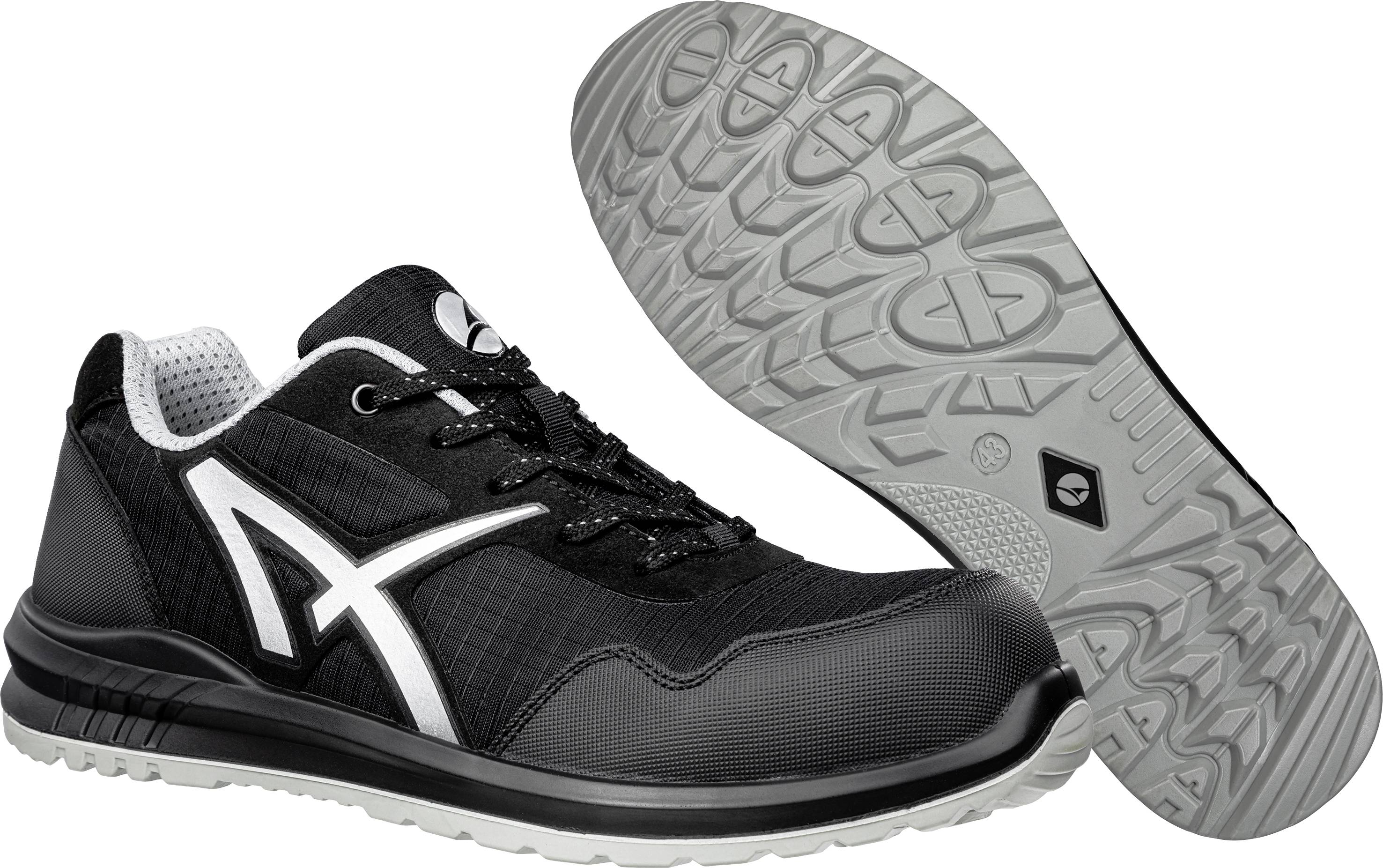 Baskets de sport noires avec logo blanc et semelle grise, conçues pour le confort et le style.