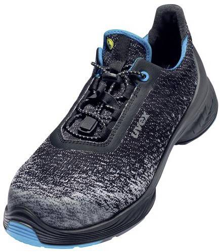 Une chaussure de sport noire avec une semelle intérieure bleue et une semelle noire, adaptée aux activités sportives.
