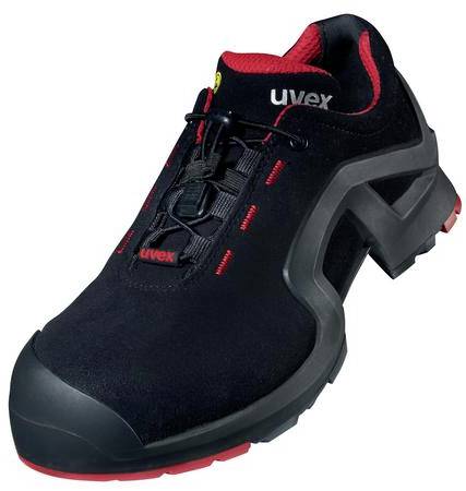 Chaussure de sécurité noire avec doublure intérieure rouge ; design robuste et sportif, protège les pieds au travail.