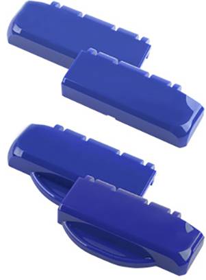 Deux objets bleus, rectangulaires, bombés avec des bords arrondis, probablement des pièces en plastique disposées de différentes manières.