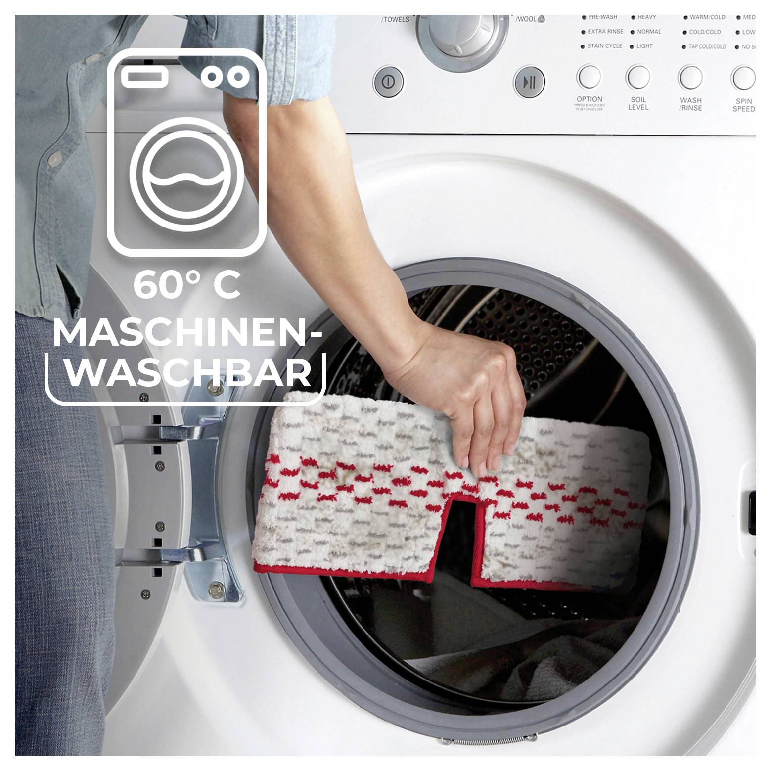 Une personne chargeant un article textile à motifs dans une machine à laver ; le texte superposé indique « 60° C LAVABLE EN MACHINE » signifiant lavable en machine à 60°C.