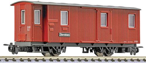 Un wagon de marchandises rouge de la Zillertalbahn portant l'inscription 'Zillertalbahn' sur le côté, placé sur une voie ferrée.