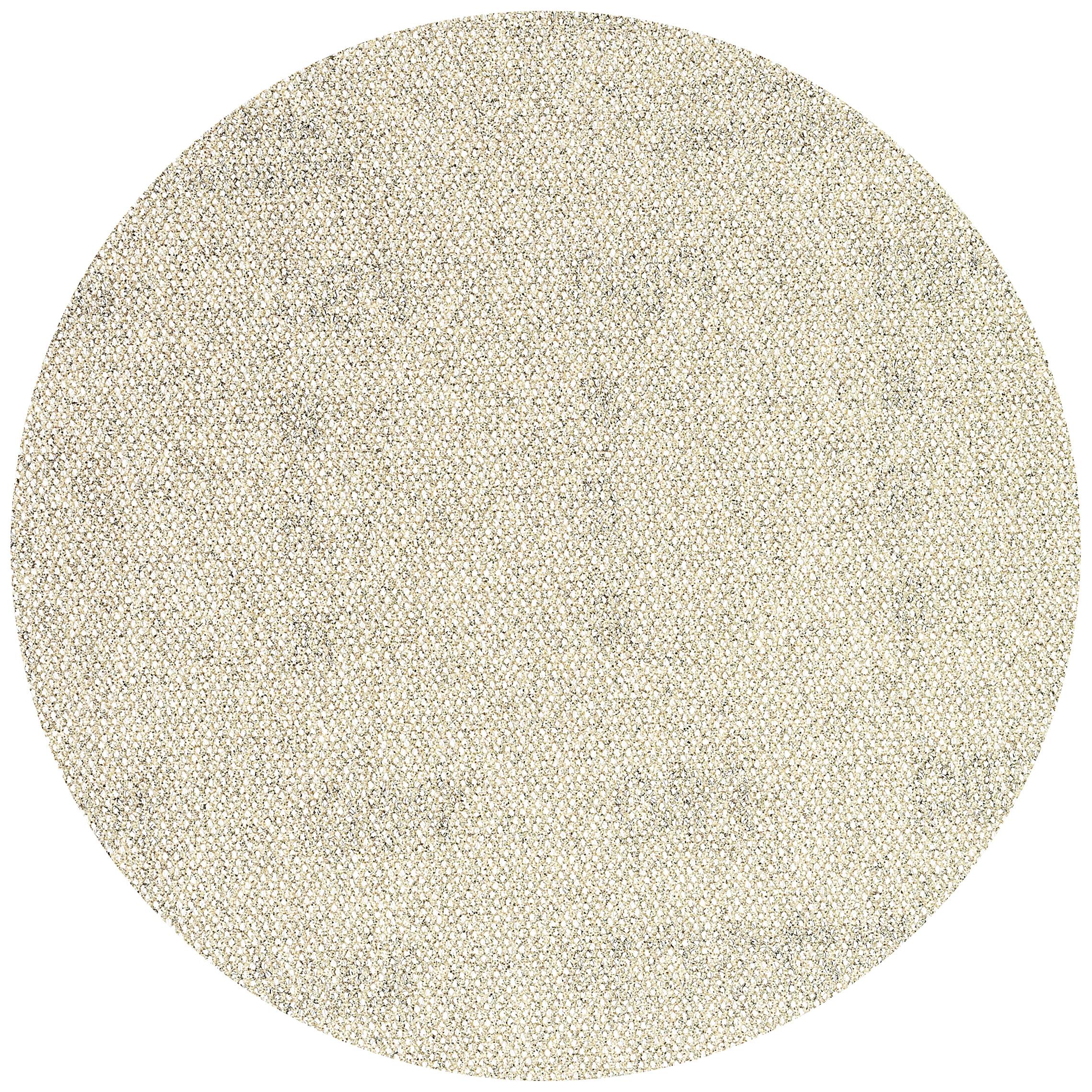 Tapis rond en tissu gris clair structuré, présentant une surface tissée de manière grossière.
