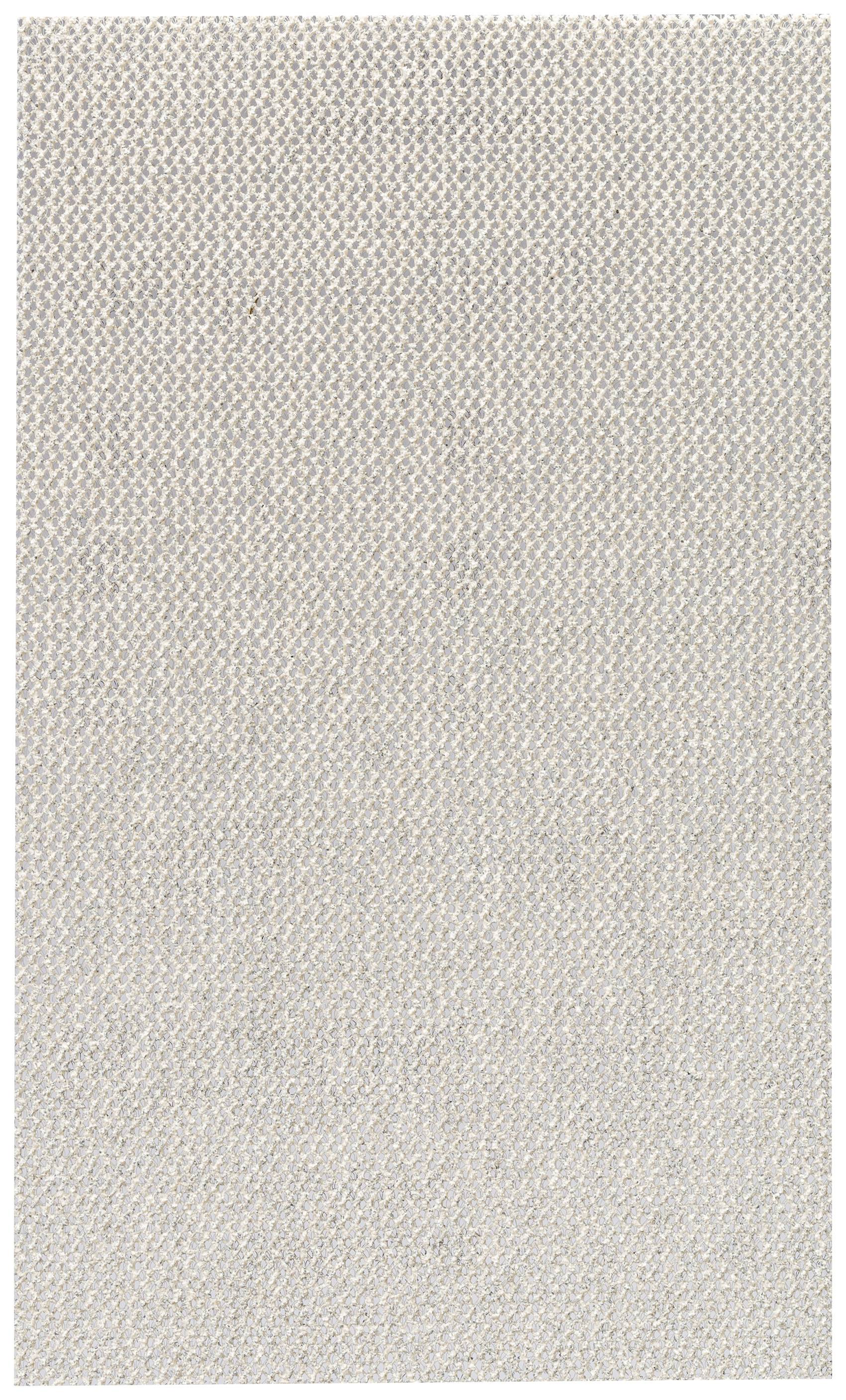Un tapis rectangulaire gris avec une texture fine et uniforme, probablement en tissu.