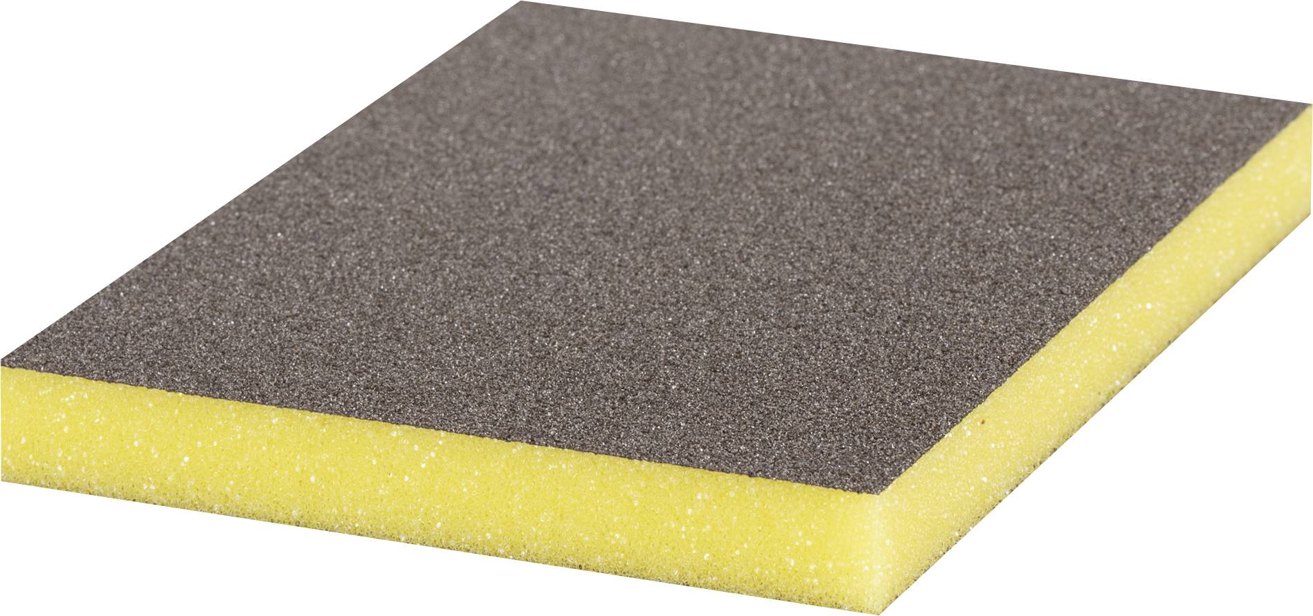 Une éponge abrasive carrée avec une surface noire de type papier de verre et un dos en mousse jaune.