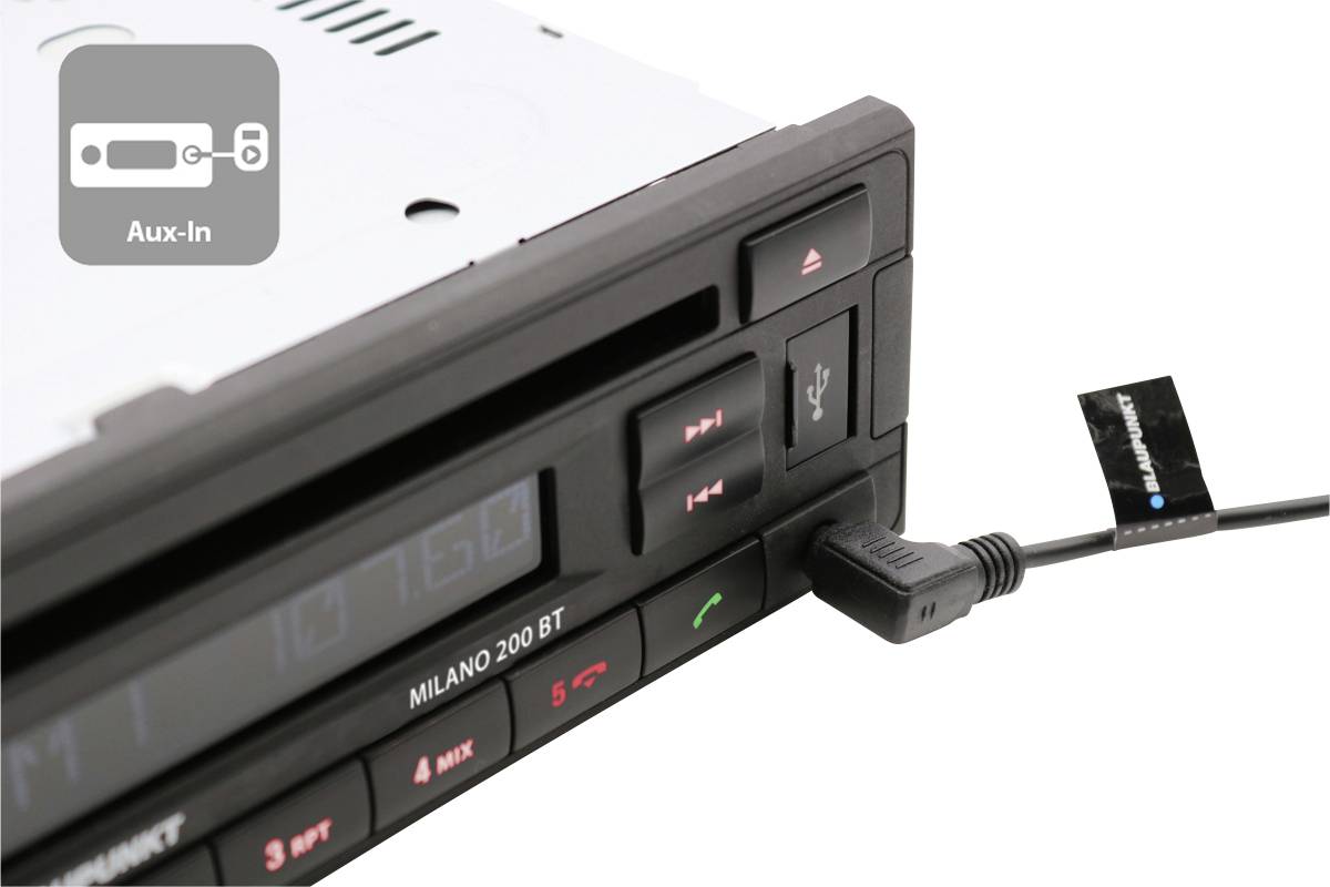 Un autoradio avec un écran et des touches de commande. Un câble est branché dans le port USB. Une icône affiche 'Aux-In'.