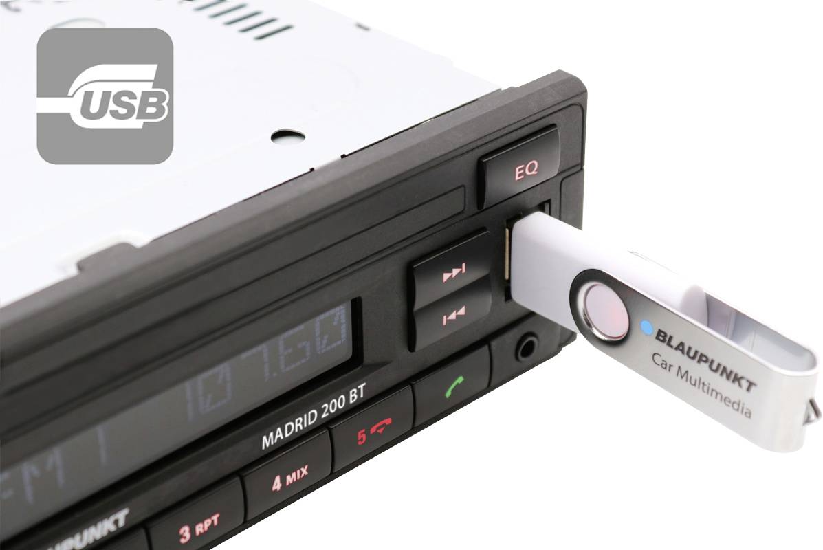 Autoradio avec port USB, clé USB branchée portant l'inscription 'BLAUPUNKT Car Multimedia', touche EQ visible, modèle 'MADRID 200 BT' en bas.