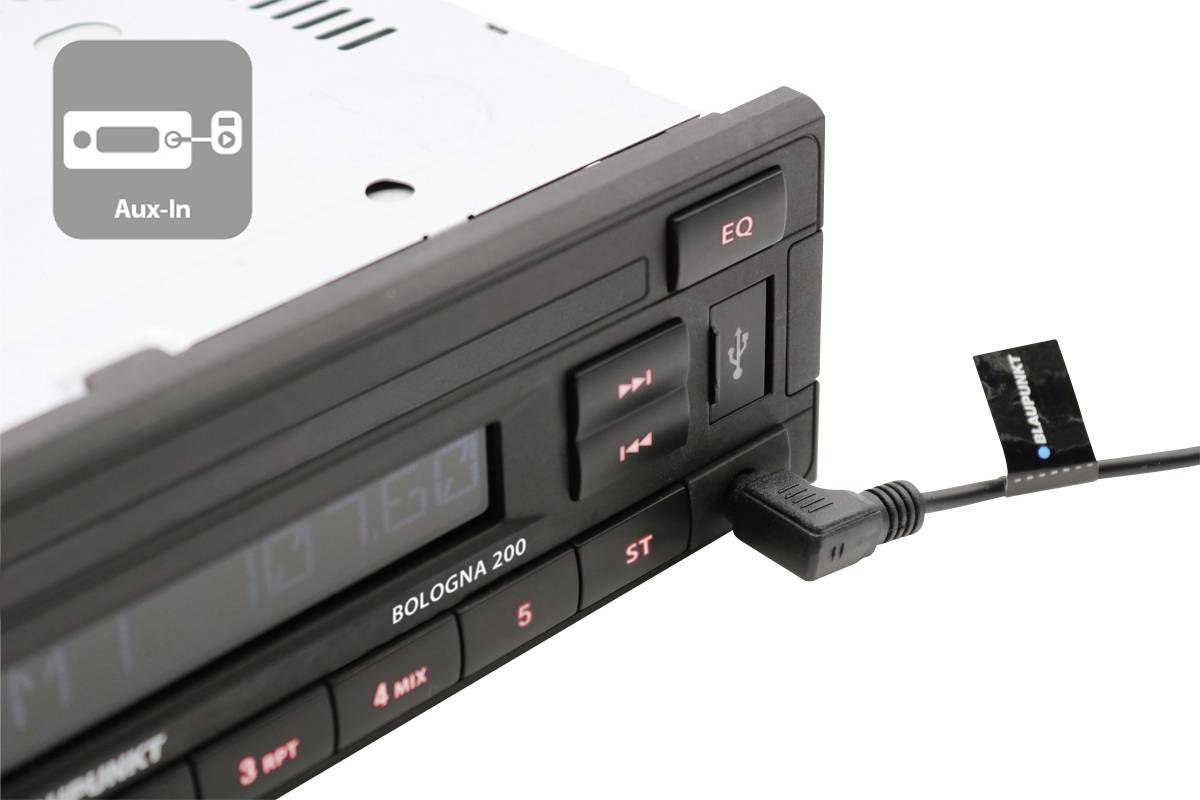 Autoradio avec port USB. Le modèle 'BOLOGNA 200' présente des touches d'égalisation et quatre emplacements de mémoire. Un câble est branché.